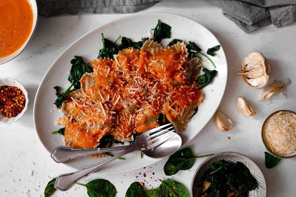 Mezzelune met gegrilde paprika en spinazie